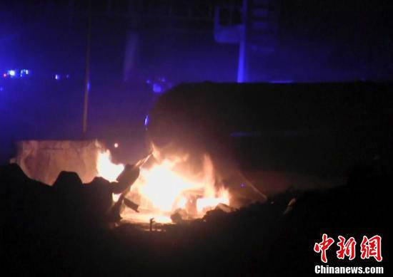 火災(zāi)現(xiàn)場(chǎng)，可以看到一個(gè)儲(chǔ)氣罐正在熊熊燃燒。