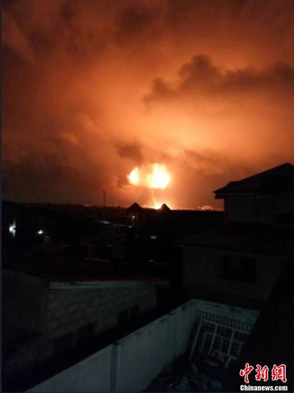 當(dāng)?shù)貢r(shí)間10月7日，加納首都阿克拉市區(qū)北部一燃?xì)庹井?dāng)晚發(fā)生爆炸，造成至少2人死亡。從視頻截圖畫面來看，現(xiàn)場(chǎng)火光沖天，火勢(shì)兇猛。