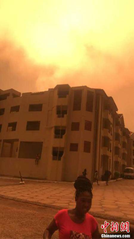 據(jù)悉，爆炸發(fā)生在當(dāng)晚7時(shí)30分許。加納國(guó)家災(zāi)難管理組織官員阿布&middot;拉馬丹在現(xiàn)場(chǎng)說，目前確認(rèn)爆炸造成至少2人死亡。