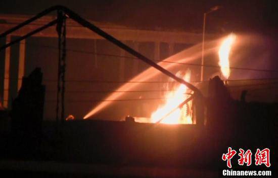 消防人員在現(xiàn)場(chǎng)進(jìn)行滅火。