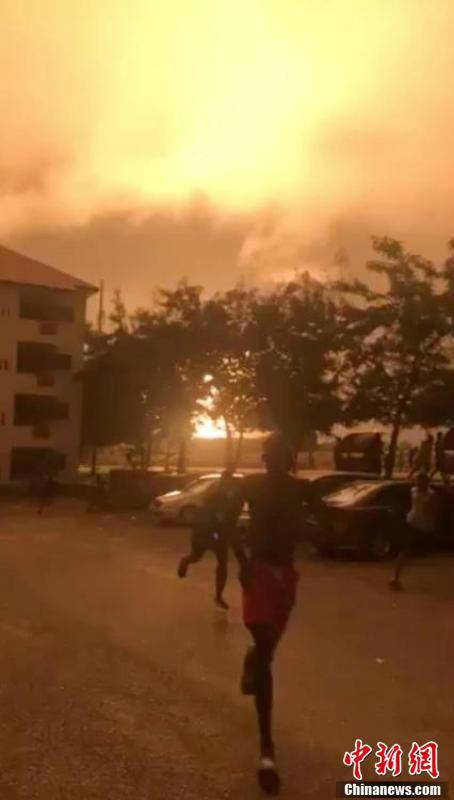 現(xiàn)場(chǎng)目擊者稱，該燃?xì)庹颈ê笠剂讼噜彽囊粋€(gè)加油站，引發(fā)二次爆炸。