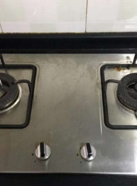 燃?xì)庠羁偸浅觥包S火”？清理火眼或撥動(dòng)灶底的小鐵片，火力一下變正常